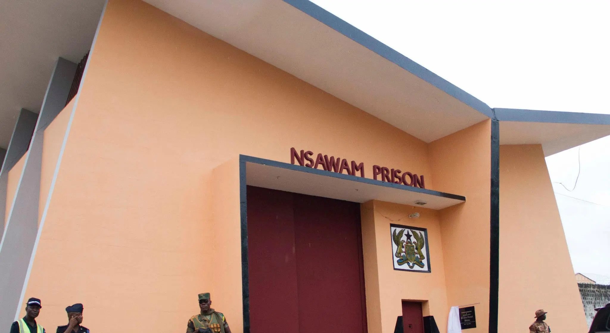 Chinese Nsawam Escape:CCTV footage from a hotel in Korle-Gonno has revealed the actions of two Ghanaian prison officers